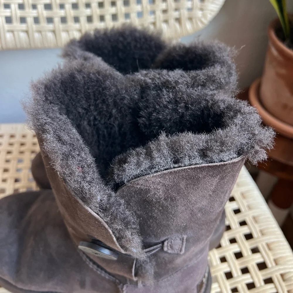 UGG Australia Bailey Button Boots Women’s 7 Brown Sheepskin Fur Lined Winter